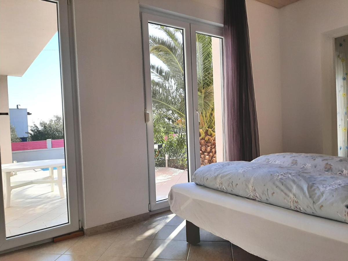 Helles Doppelzimmer Mit Bad, Terrasse Und Pool, Seperater Eingang, Liznjan, Istrien Extérieur photo