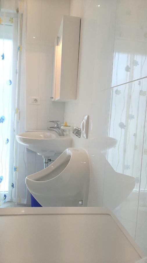 Helles Doppelzimmer Mit Bad, Terrasse Und Pool, Seperater Eingang, Liznjan, Istrien Extérieur photo