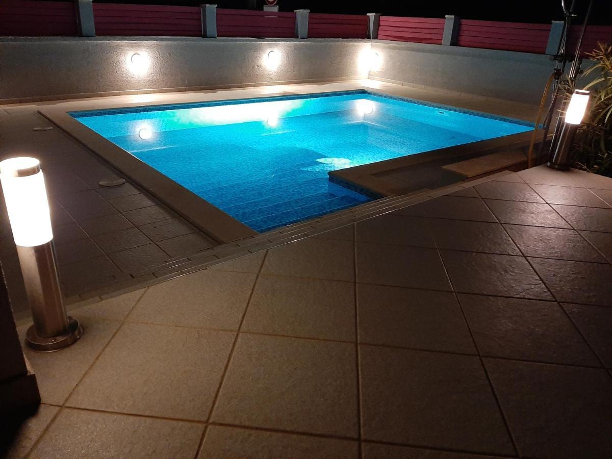 Helles Doppelzimmer Mit Bad, Terrasse Und Pool, Seperater Eingang, Liznjan, Istrien Extérieur photo