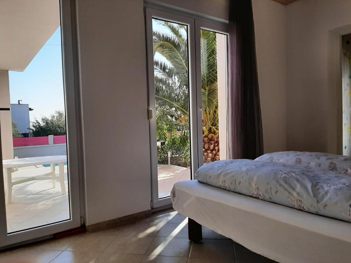 Helles Doppelzimmer Mit Bad, Terrasse Und Pool, Seperater Eingang, Liznjan, Istrien Extérieur photo