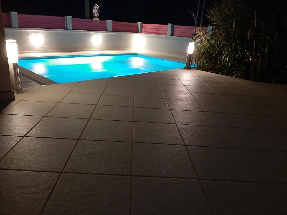 Helles Doppelzimmer Mit Bad, Terrasse Und Pool, Seperater Eingang, Liznjan, Istrien Extérieur photo