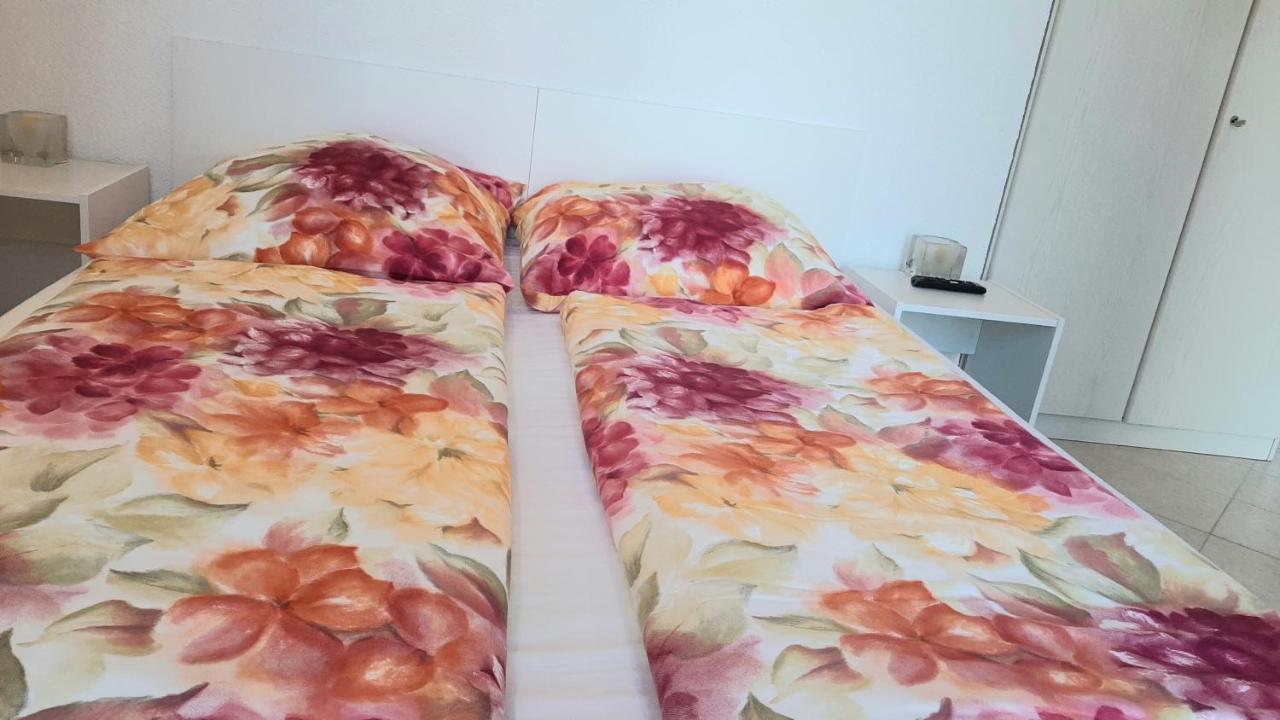 Helles Doppelzimmer Mit Bad, Terrasse Und Pool, Seperater Eingang, Liznjan, Istrien Extérieur photo