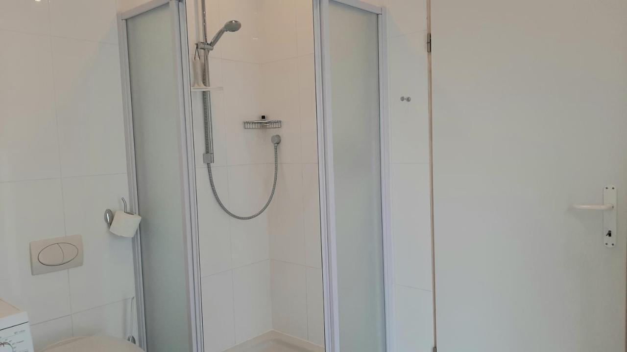 Helles Doppelzimmer Mit Bad, Terrasse Und Pool, Seperater Eingang, Liznjan, Istrien Extérieur photo