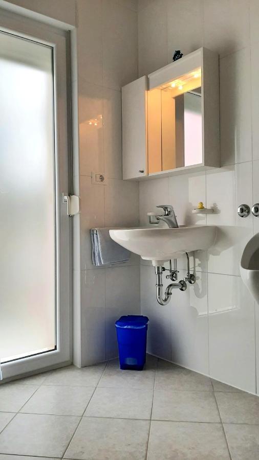 Helles Doppelzimmer Mit Bad, Terrasse Und Pool, Seperater Eingang, Liznjan, Istrien Extérieur photo